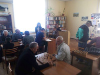 игра в шахматы в библиотеке